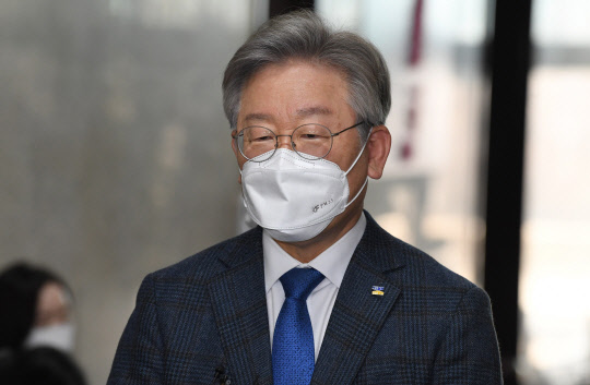 이재명 경기도지사가 9일 서울 여의도 국회에서 비공개로 열린 당무위원회를 마치고 나오며 취재진 질문에 답변하고 있다.  연합뉴스